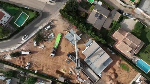 Travaux en cours lors de l'assemblage du bâtiment modulaire. Aérien en orbite descendante directe a