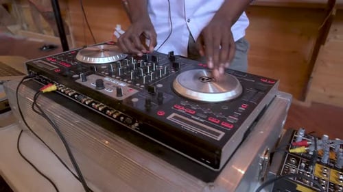 DJ mischt Musik aus nächster Nähe bei einem Event 2024 Years