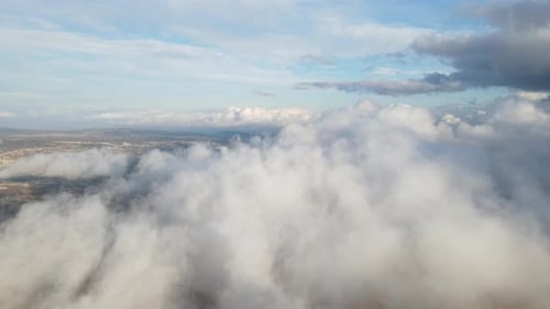 Vue sur un paysage très nuageux