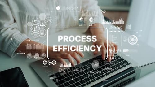 Tippen mit den Händen auf einem Laptop mit Grafiken, die Prozesseffizienz und Datenanalysekonzepte in modernen Zeiten zeigen