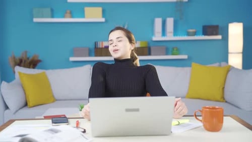 Junge Unternehmerin, die im Home-Office arbeitet, entspannt sich und findet Ruhe.