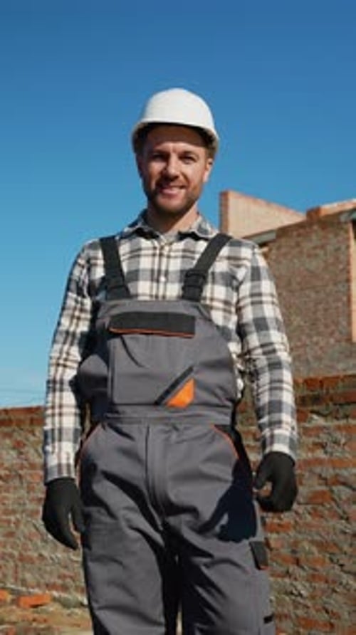 Trabajador de construcción seguro en una obra de construcción de ladrillos