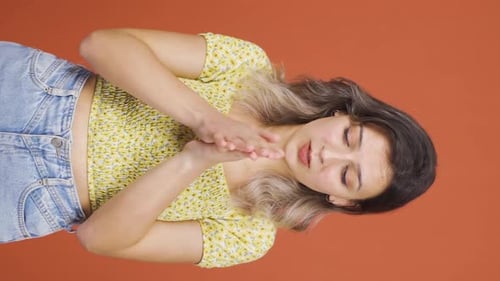 Vidéo verticale d'une jeune femme froide et tremblante.
