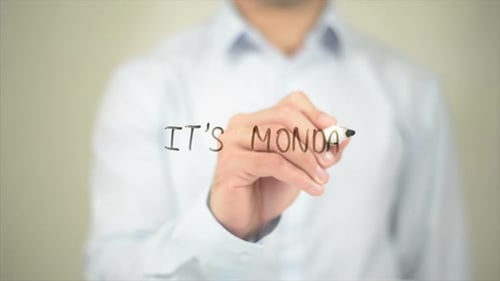 Es ist Monday Man schreibt auf transparentem Bildschirm