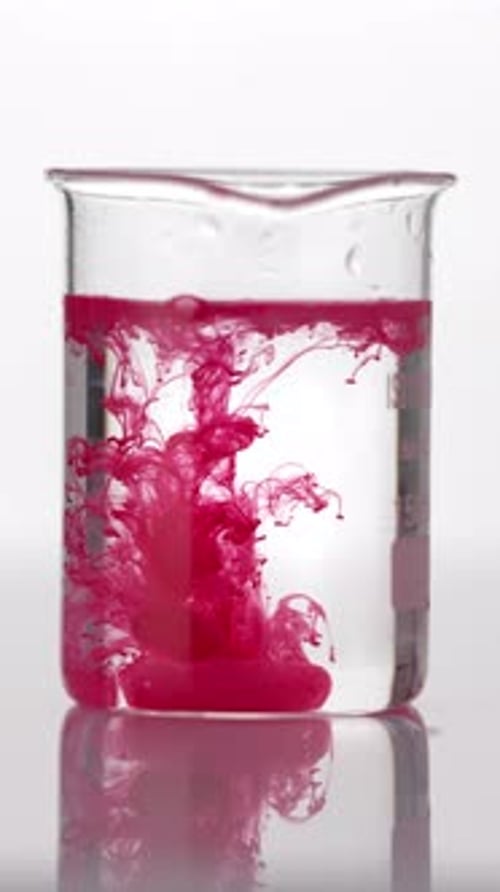 Diffusion de colorants chimiques dans un bécher à eau — Ralentissement