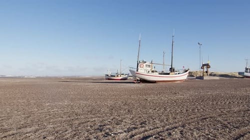 Küstenfischerboote am Strand von SletteStrand an der Nordsee in Dänemark