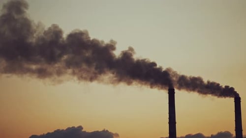 Rauchpfeifen machen Wolken. Mehrfache Exposition schlechter Umwelt durch Stadtbildverschmutzung