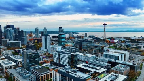 Paysage urbain de Seattle avec la tour Space Needle au milieu.