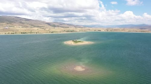 Vue aérienne des îles du lac