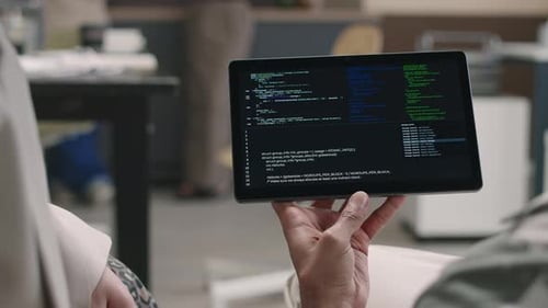 Programmierer diskutieren Codes auf einem digitalen Tablet im Büro