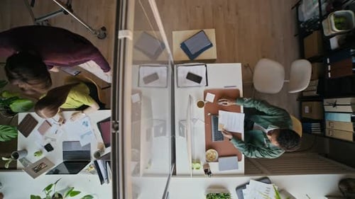 Vue de dessus des employés de bureau travaillant dans un espace de travail partagé