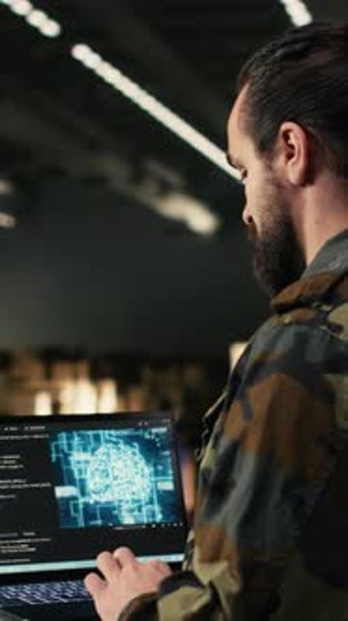 Vertikales Video-Militärpersonal, das eine KI-Anwendung mit fortschrittlicher Datenvisualisierung bedient