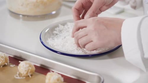 Colocar la masa para galletas en la bandeja para hornear galletas de coco