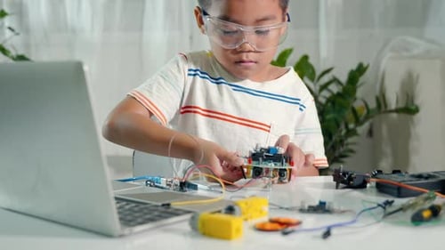 Niño pequeño tratando de armar una rueda de construcción para un juguete de automóvil