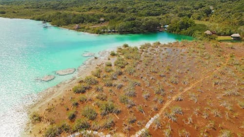 Vue aérienne de l'eau turquoise de la lagune de Bacalar et des zones humides tropicales du Mexique