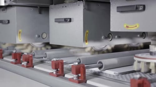 Automatische Maschine zum Polieren von Fliesen in einer Fabrik