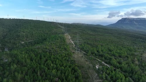 Luftkreisaufnahme von Hochspannungsmasten und Windpark im Hintergrund, Tarragona in Spanien