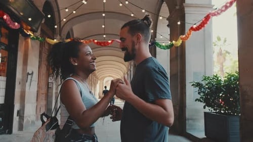 Feliz pareja interracial bailando al aire libre