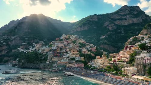 Vue aérienne des bâtiments de Positano sur la montagne, Italie.