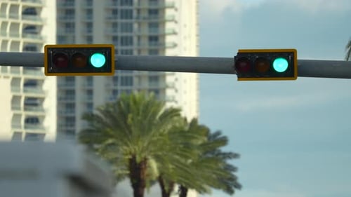 Semáforos suspensos acima da rua em Miami, Flórida