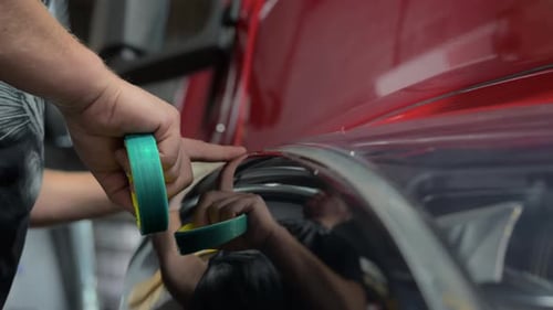 Verfahren zum Aufbringen einer PPF-Folie auf einen LKW unter Verwendung eines Klebebandes, Nahaufnahme des Aufbringens eines Films auf einem