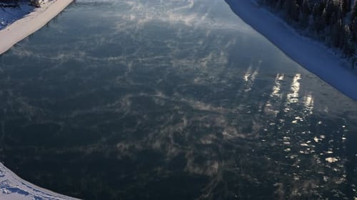 Reflexões sobre o lago Laberge, no rio Yukon, ao norte de Whitehorse, Yukon, Canadá. Foto aérea