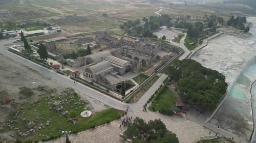 Ruínas semicirculares de Hierápolis vistas de um drone na Turquia