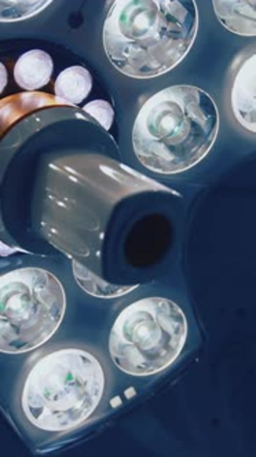 Équipement d'éclairage au plafond de la salle d'opération. Lampe médicale moderne avec différentes lampes lumineuses brillantes