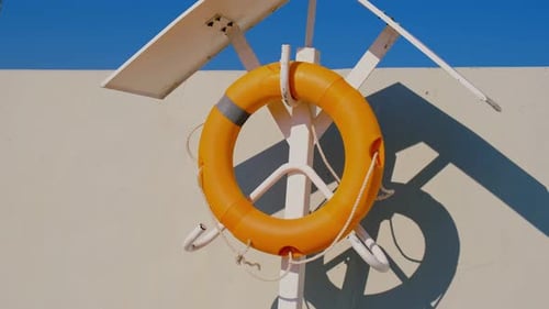 Orange Lifebuoy en la playa junto al mar