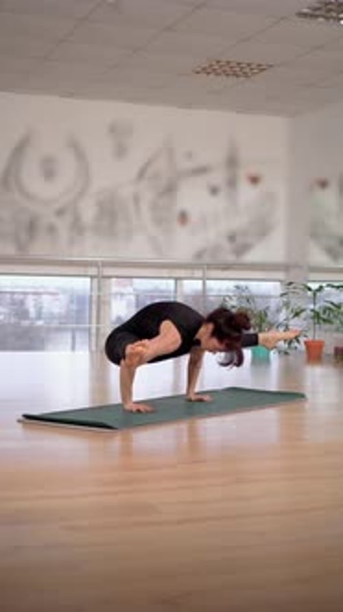 Exercices de yoga pour femme, méditation, athlétique, jeune femme, étirement et yoga vertical
