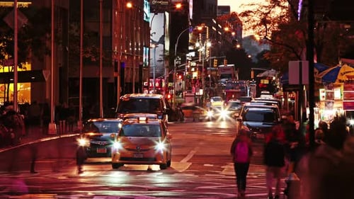 NEW YORK — 12. OKTOBER 2014: Verkehr in New York City bei Sonnenuntergang,