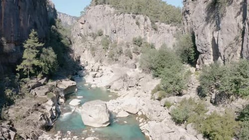 Filmmusik Drohne fliegt durch Canyon und Fluss
