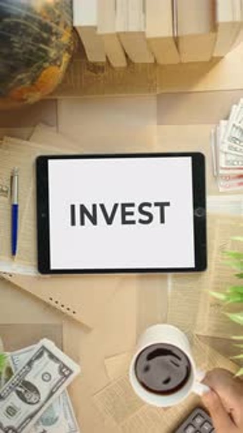 VÍDEO VERTICAL DE INVEST QUE SE MUESTRA EN LA PANTALLA DE UNA TABLETA FINANCIERA