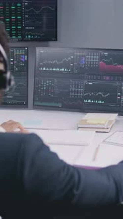 Trader afro-americano analisa gráficos de mercado