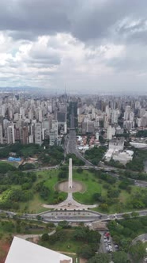Centro de São Paulo, paisagem urbana de arranha-céus, Brasil.