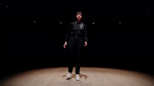 Ungewöhnliche Tanzperformance auf der Theaterbühne Frau spielt zeitgenössischen Poping-Tanz
