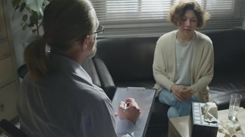 Médecin prenant des notes pendant la séance de thérapie
