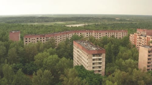 Panoramaaufnahme der verlassenen Geisterstadt Pripyat in der Sperrzone von Tschernobyl. Verfallene Gebäude, surr