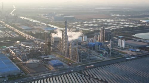 planta química en la ciudad