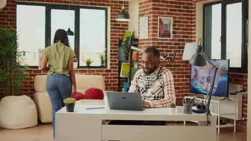 Online-Bericht zur Planung von Unternehmensmitarbeitern und Versand professioneller E-Mails