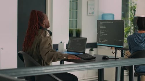 Dos codificadores de software que analizan el código fuente en la pantalla de la computadora y la computadora portátil