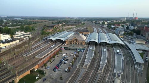 Estación principal del centro de la ciudad con vías de tren. Zumbido de vuelo con vista aérea increíble