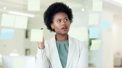 Afro-Marketing-Agenten denken visuell über Ideen und kreative Lösungen für globale Unternehmensmarken nach