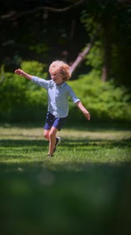 Jovem rapaz correndo pelo parque iluminado pelo sol