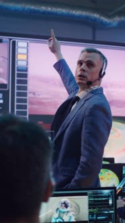 Jefe y equipo lanzan naves espaciales en la oficina