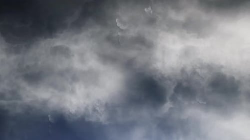 4K Dunkle Gewitterwolken am Himmel