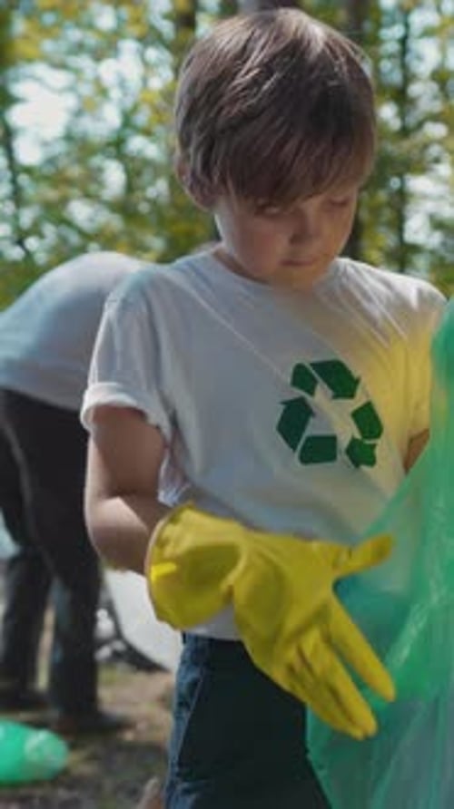 Una joven activista que participa activamente en los esfuerzos de limpieza ambiental