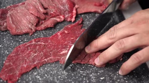 Técnicas profissionais para cortar flanco de carne bovina e preparar churrasco de porco