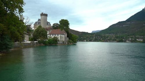 La forteresse médiévale du château de Duingt existe depuis près de mille ans et propose des événements culturels i