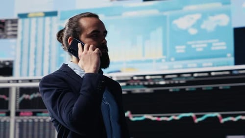 Empresario masculino que recibe una llamada telefónica para compartir información sobre las métricas de los KPI